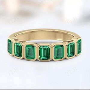 Gold and Emerald Green Gemstone Ring